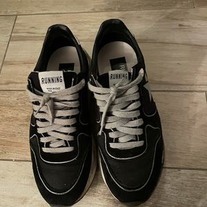 Women’s running sneaker